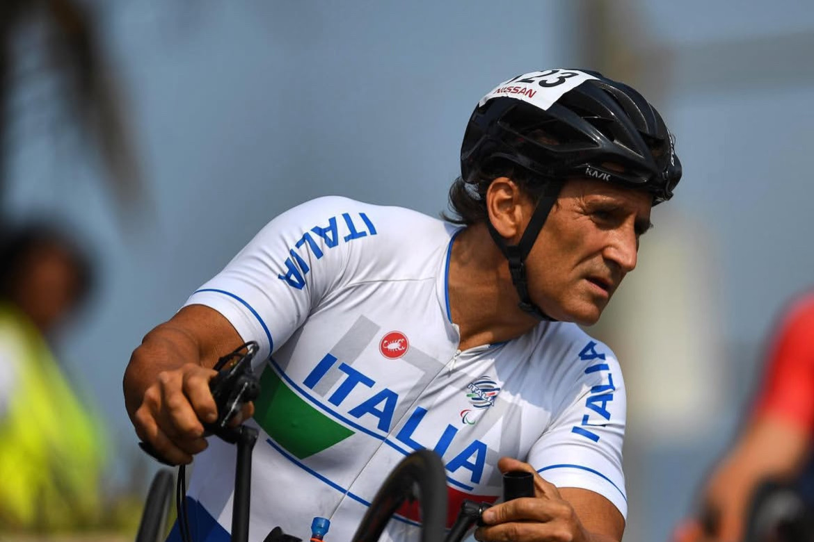 Alex Zanardi gareggia con la sua bici