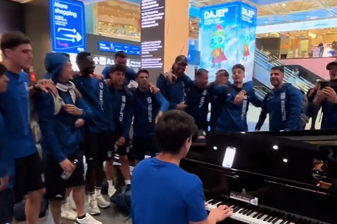 Il Monastir canta in aeroporto mentre il portiere Filigheddu suona il pianoforte