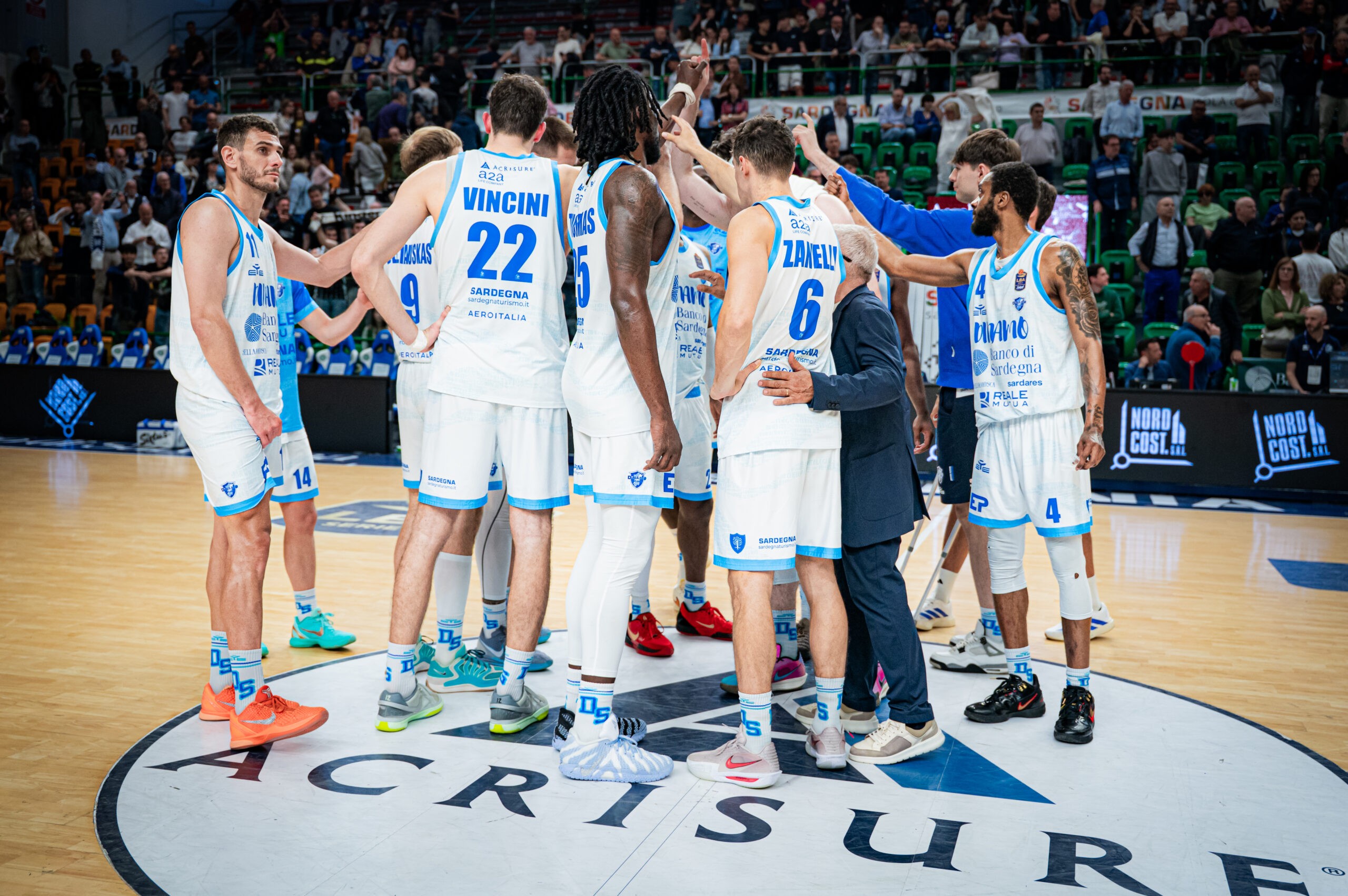 Dinamo Sassari al termine della sfida contro la Virtus Bologna (3/05/2026)
