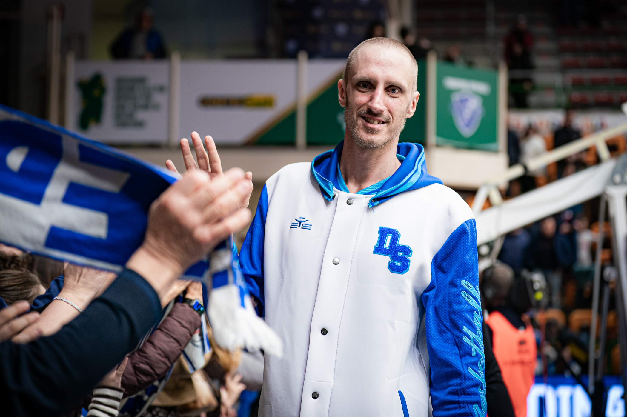 Achille Polonara spettatore della sfida tra Dinamo Sassari e Napoli