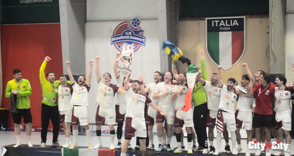L'intera squadra del Cassano Magnago alza la coppa scudetto al termine della vittoria in gara 2 contro la Raimond