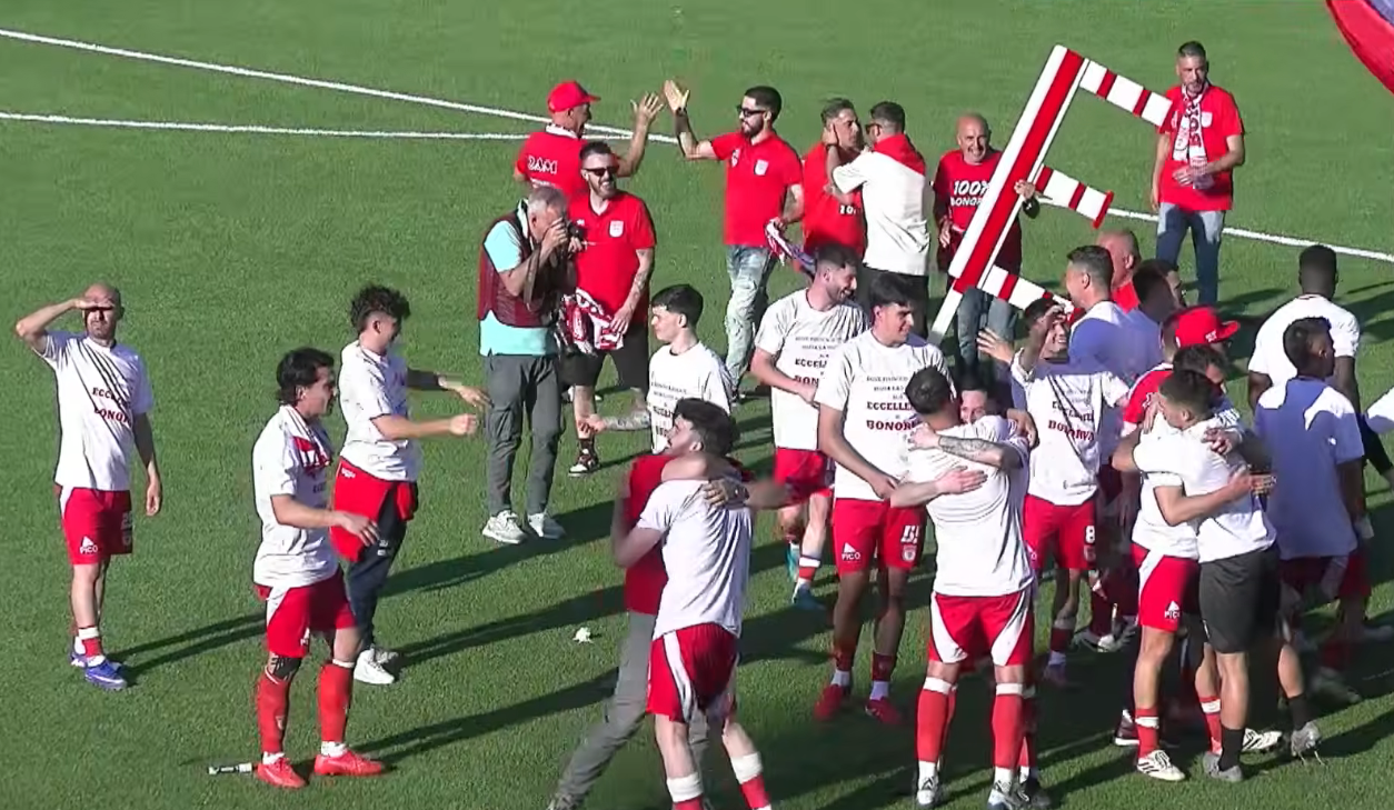 L'intera squadra del Bonorva festeggia la promozione in Eccellenza al termine del match
