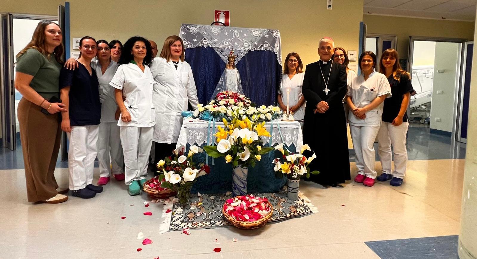 monsignor SODDU con il personale della Neurochirurgia