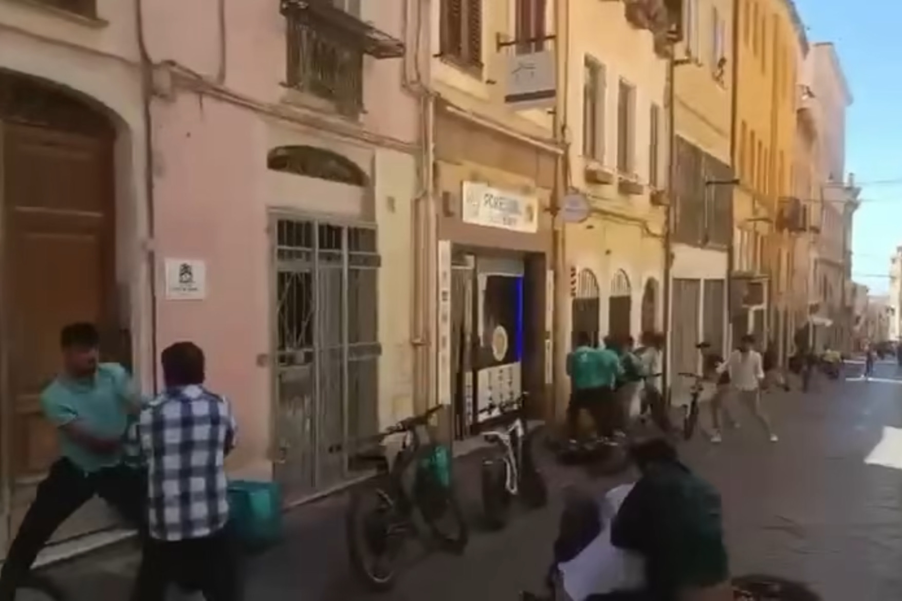 Maxi rissa tra rider al centro storico di Sassari