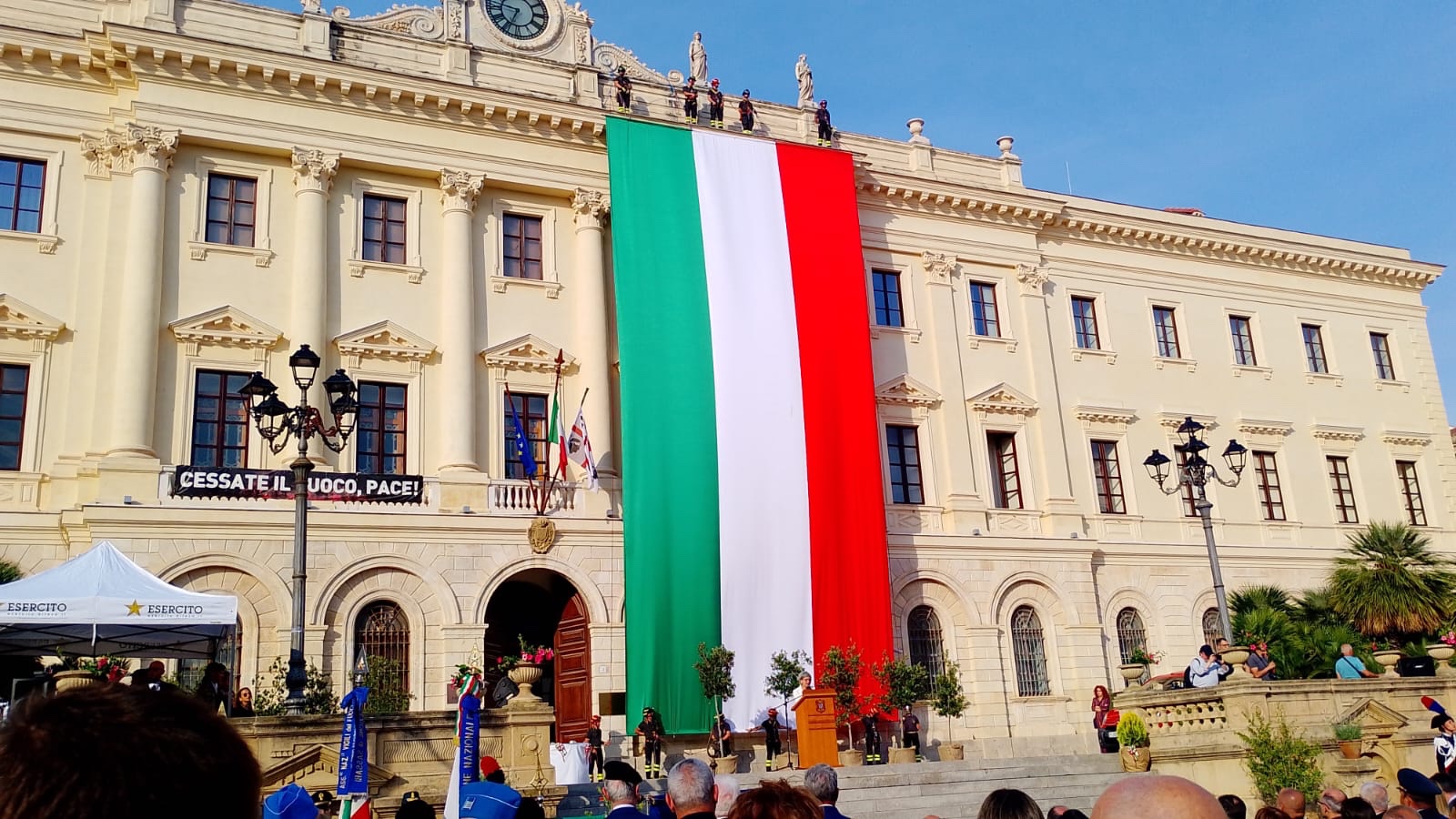 La bandiera tricolore spiegata lungo la facciata del Palazzo della Provincia di Sassari in occasione dell'80^ Festa della Repubblica