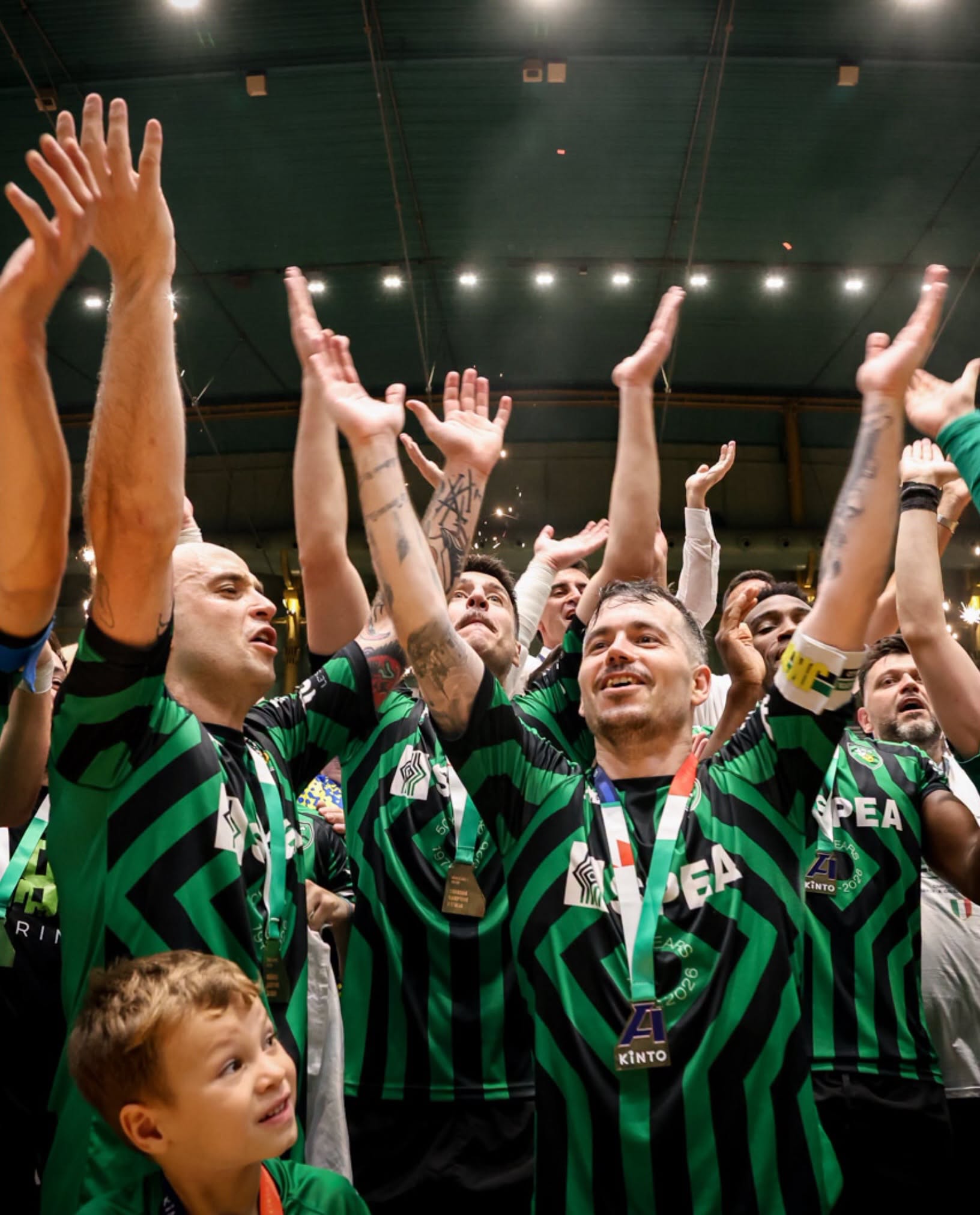 La squadra dell'L84 Torino, in cui milita Lorenzo Etzi, in festa dopo la vittoria dello Scudetto