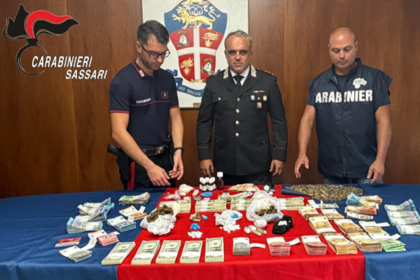 Le sostanze stupefacenti e i contanti ritrovati al termine della perquisizione di carabinieri al centro storico di Sassari
