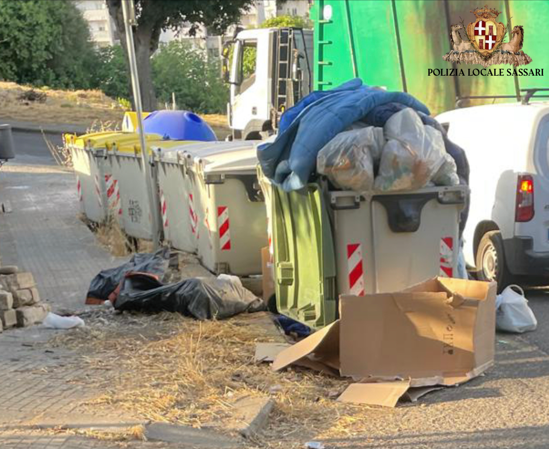 I cassonetti di Monte Rosello riempiti completamente dai rifiuti
