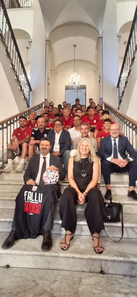 L'intera squadra della Torres sulle scale di Palazzo Ducale, assieme all'amministrazione ducale di Sassari guidata dal sindaco Giuseppe Mascia