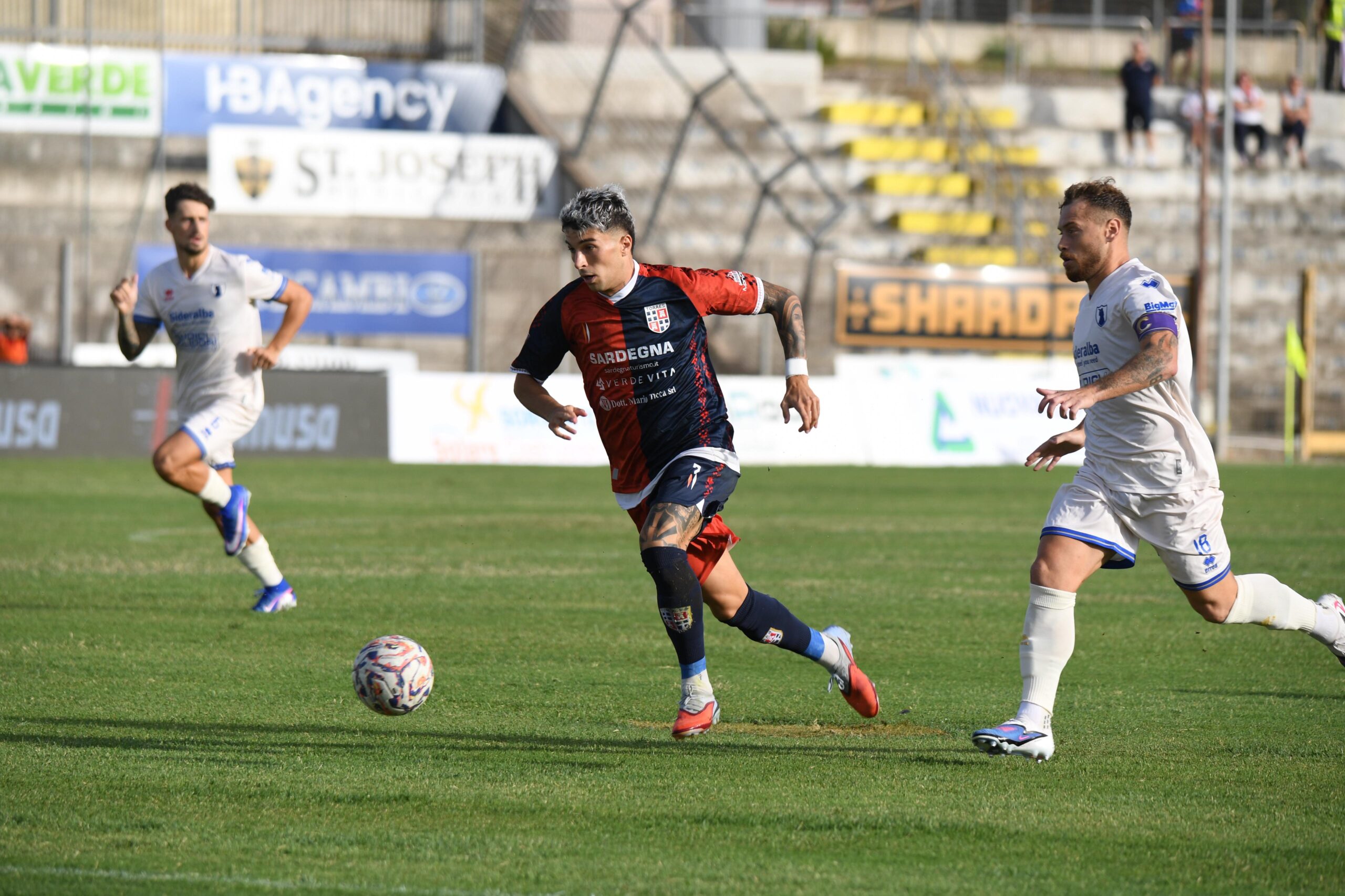 Lorenzo Di Stefano, 24 anni, in azione durante Torres-Sambenedettese