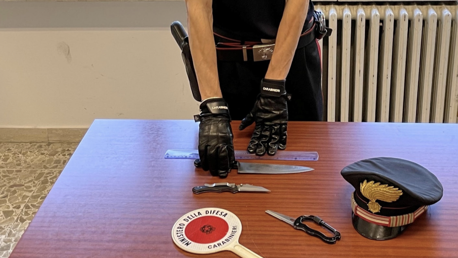 I coltelli sequestrati dai carabinieri di Porto Torres a seguito della perquisizione del veicolo di un turista straniero