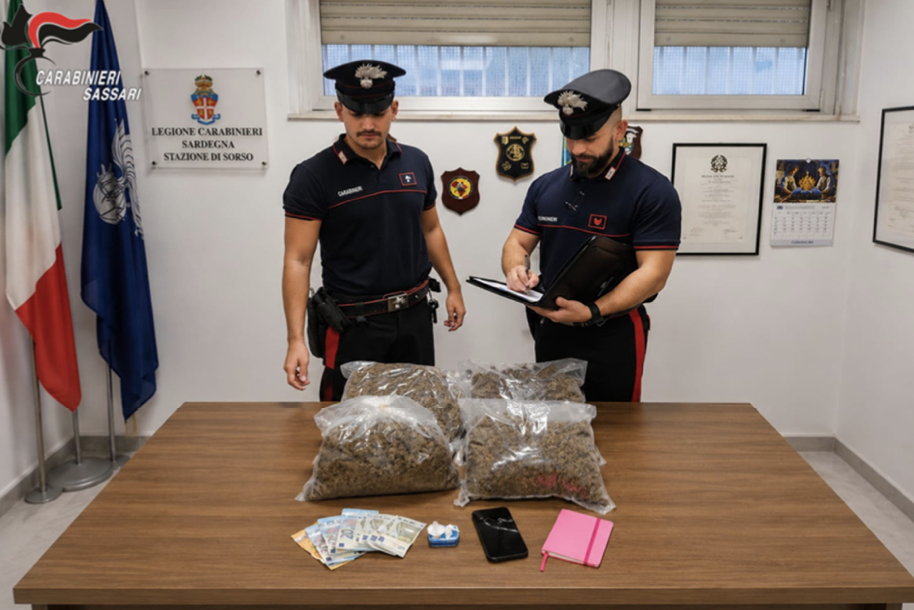 I Carabinieri di sorso con la droga ritrovata nel garage dell'uomo
