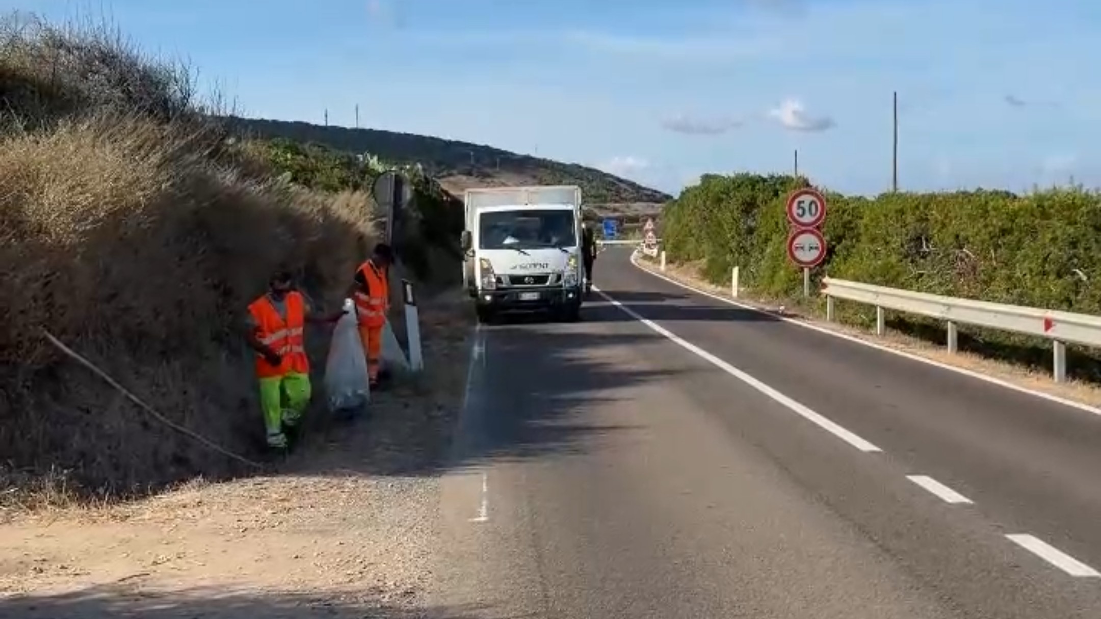 Intervento di pulizia lungo la SS 200 all'ingresso di Castelsardo