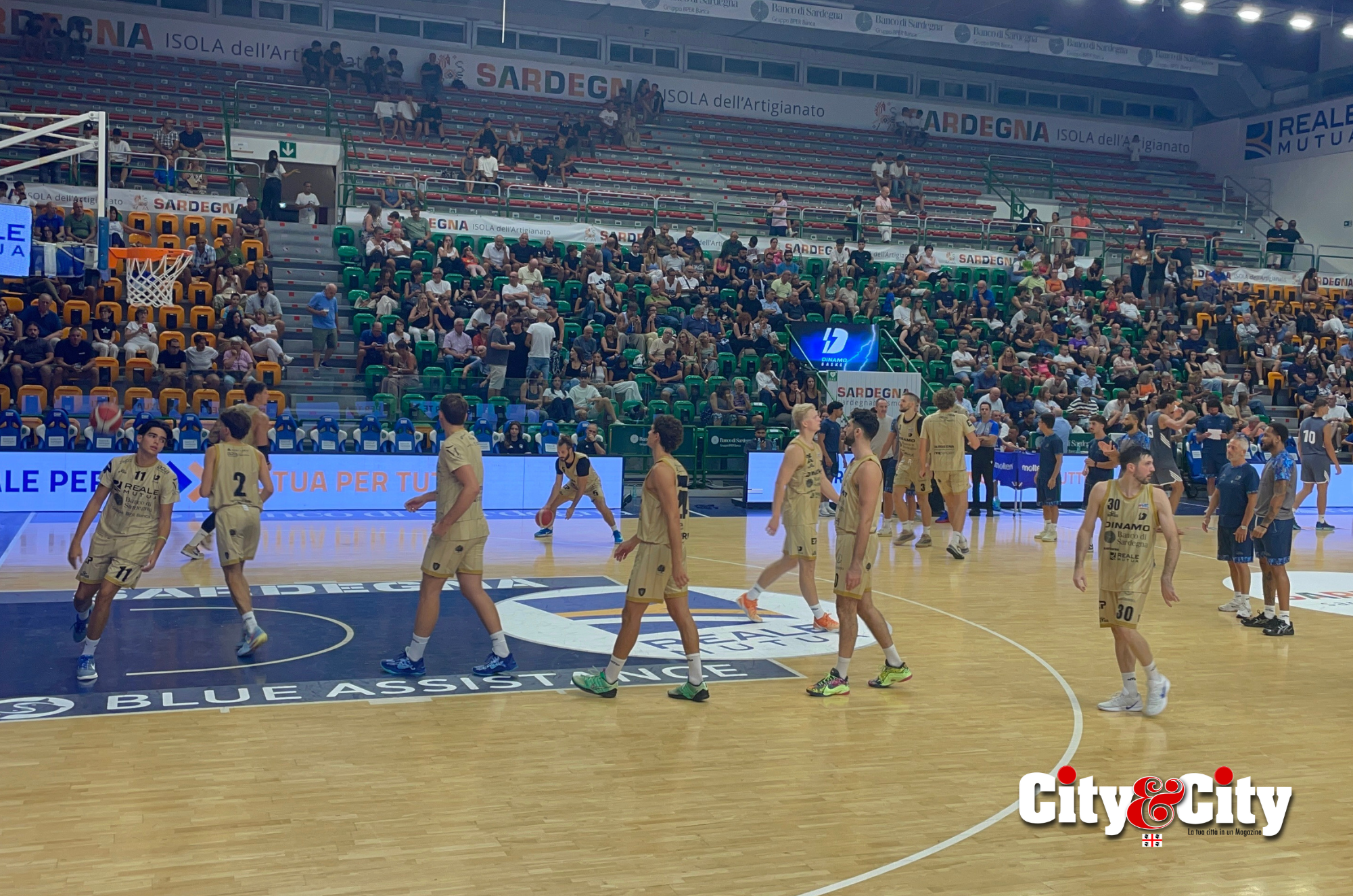 Il riscaldamento dei giocatori prima della ripresa del match tra Dinamo Sassari e Virtus Zagabria