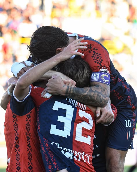 I giocatori della torres abbracciano Lorenzo Di Stefano dopo il gol del'1-0 in Torres-Pianese