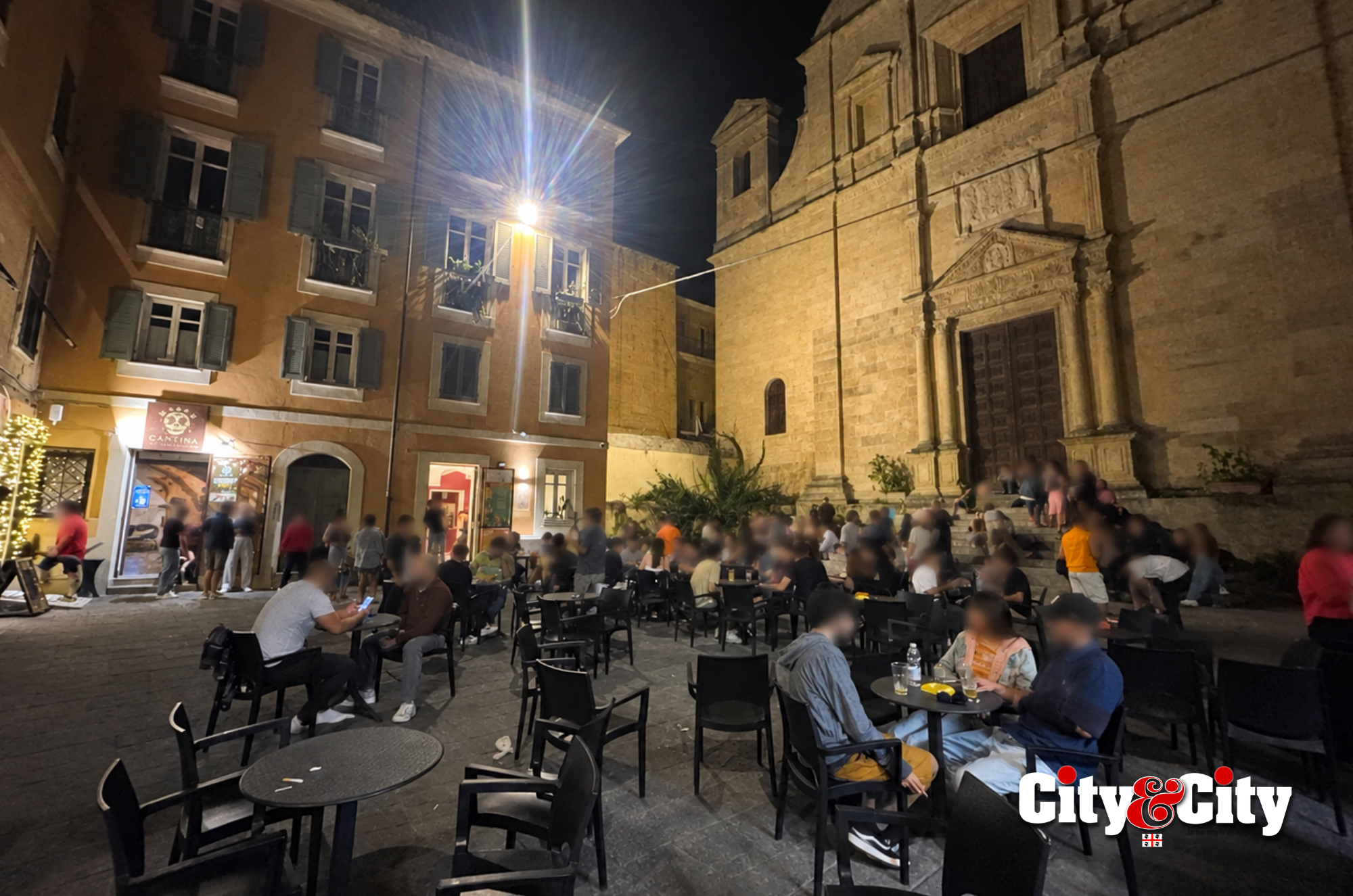 Piazza Santa Caterina frequentata dai ragazzi durante la sera
