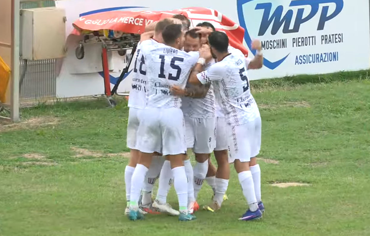 I giocatori rossoblù abbracciano in gruppo Scotto e DS7 dopo il gol dell'1-0 in Forlì-Torres