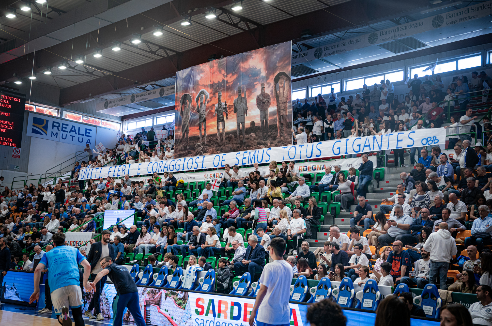 Tifosi della Dinamo Sassari sugli spalti del PalaSerradimigni e la coreografia del gruppo Orgoglio Bianco Blu