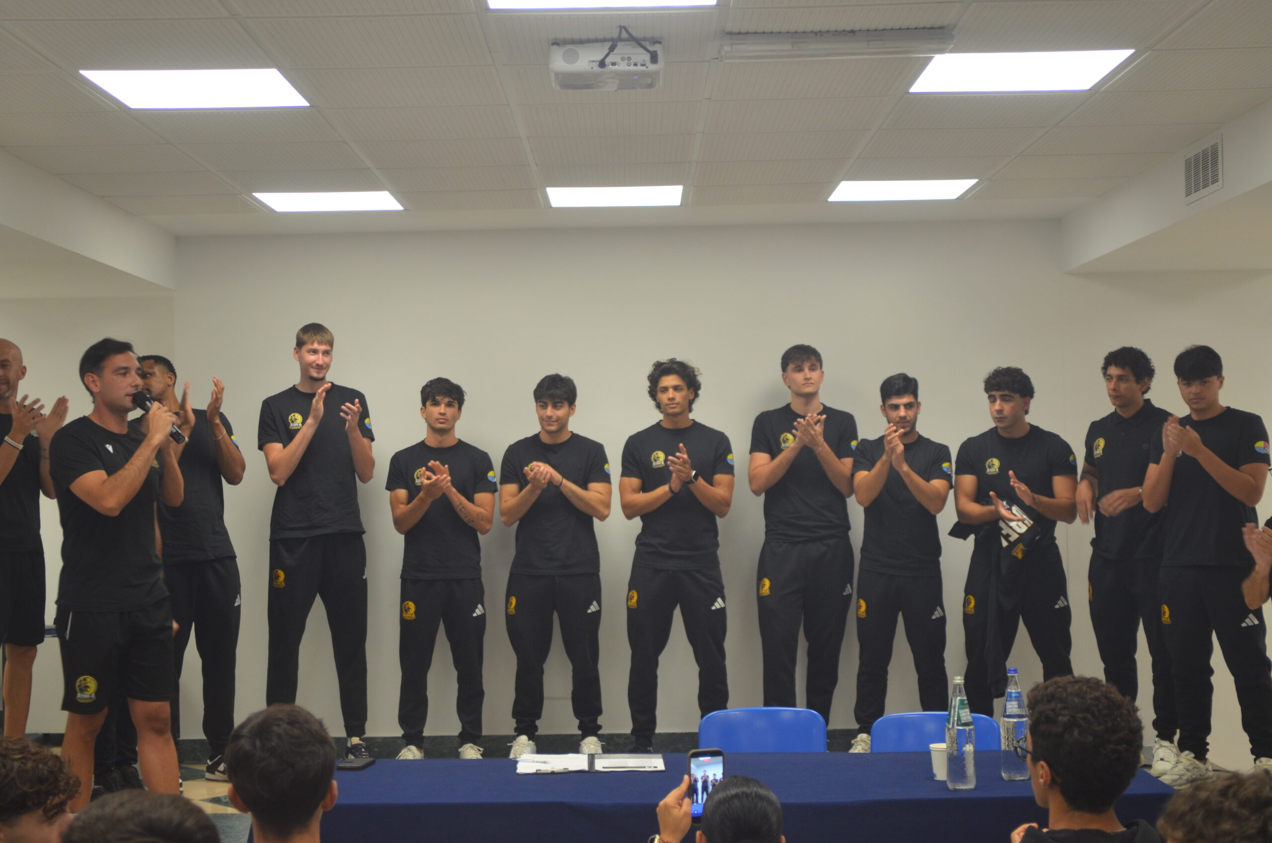 La prima squadra dell'Aurea Pallacanestro Sassari in occasione della presentazione