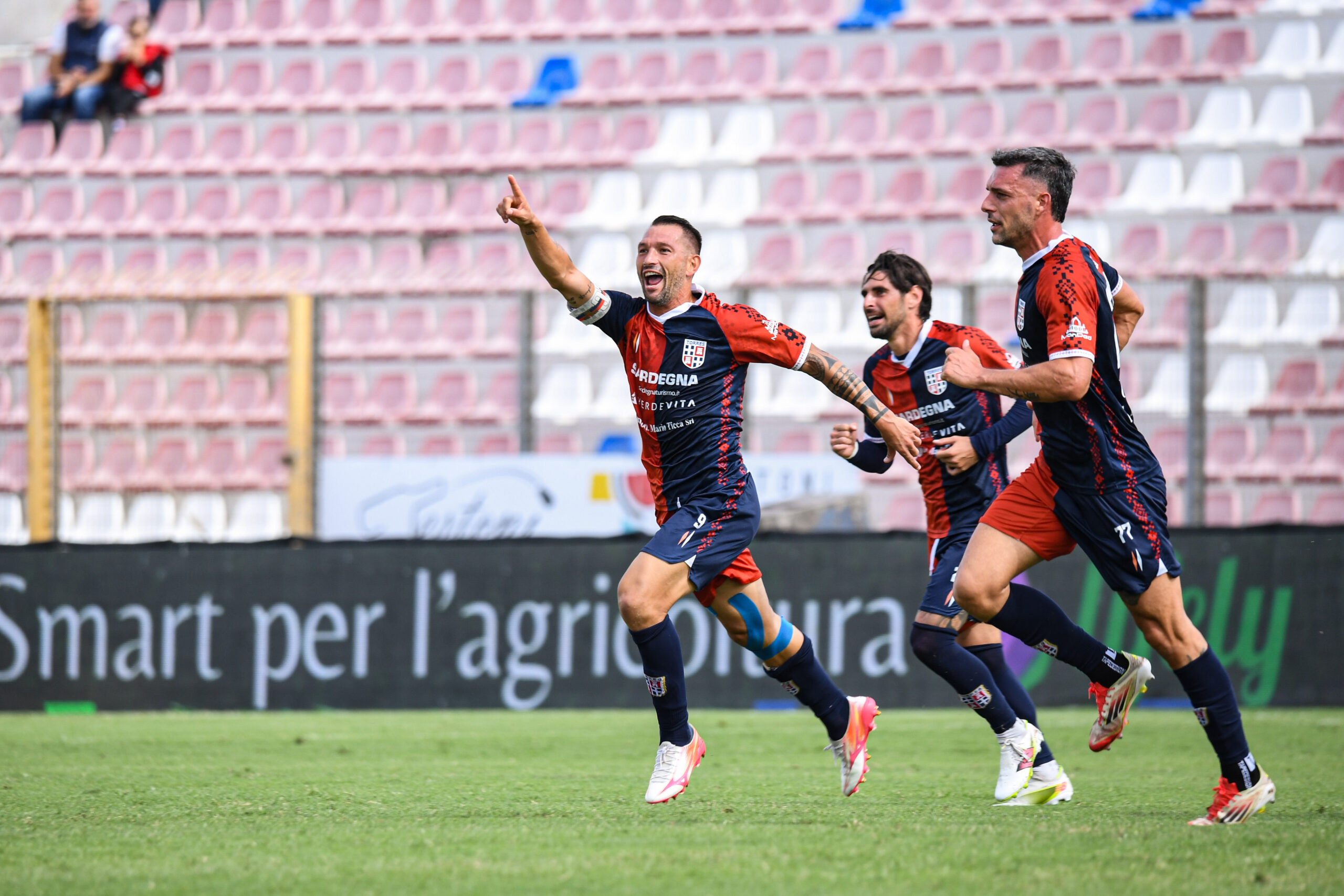 L’esultanza di Gigi Scotto dopo la splendida punizione segnata contro l’Atalanta U23