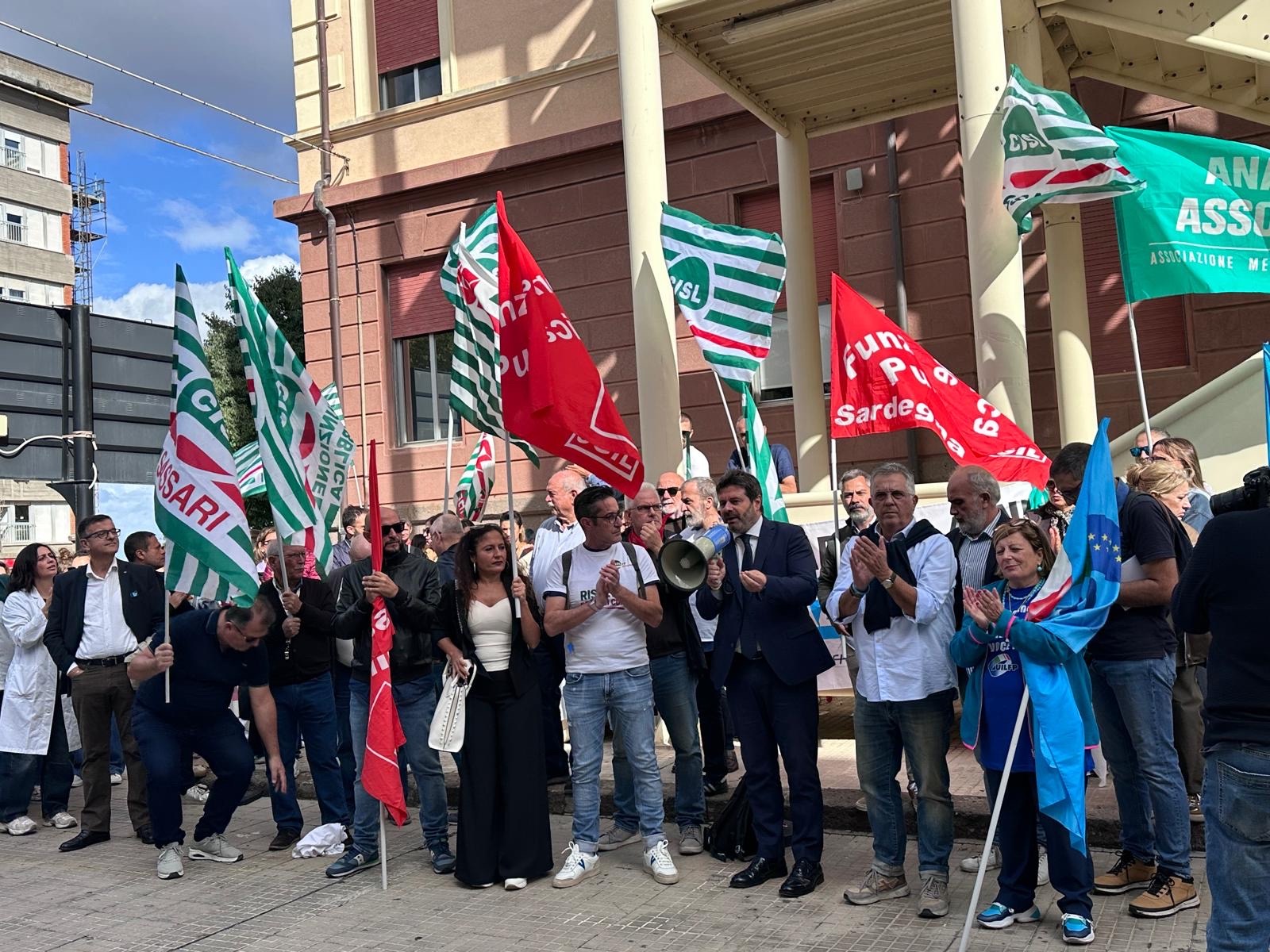 L'intervento del sindaco Mascia durante lo sciopero dell'AOU Sassari